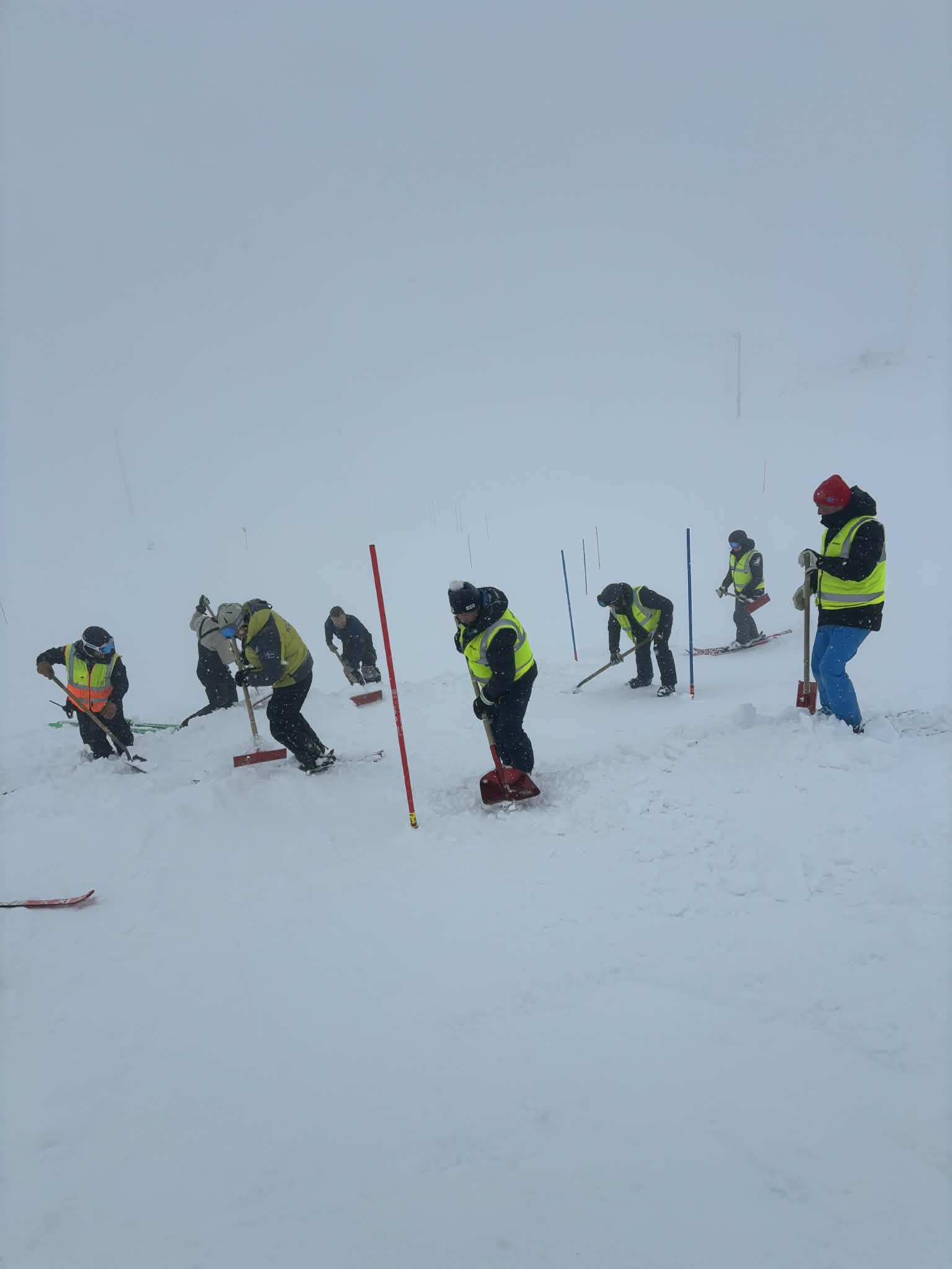 Sjálfboðaliðar að störfum í dag