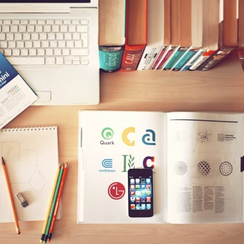 apple-iphone-books-desk