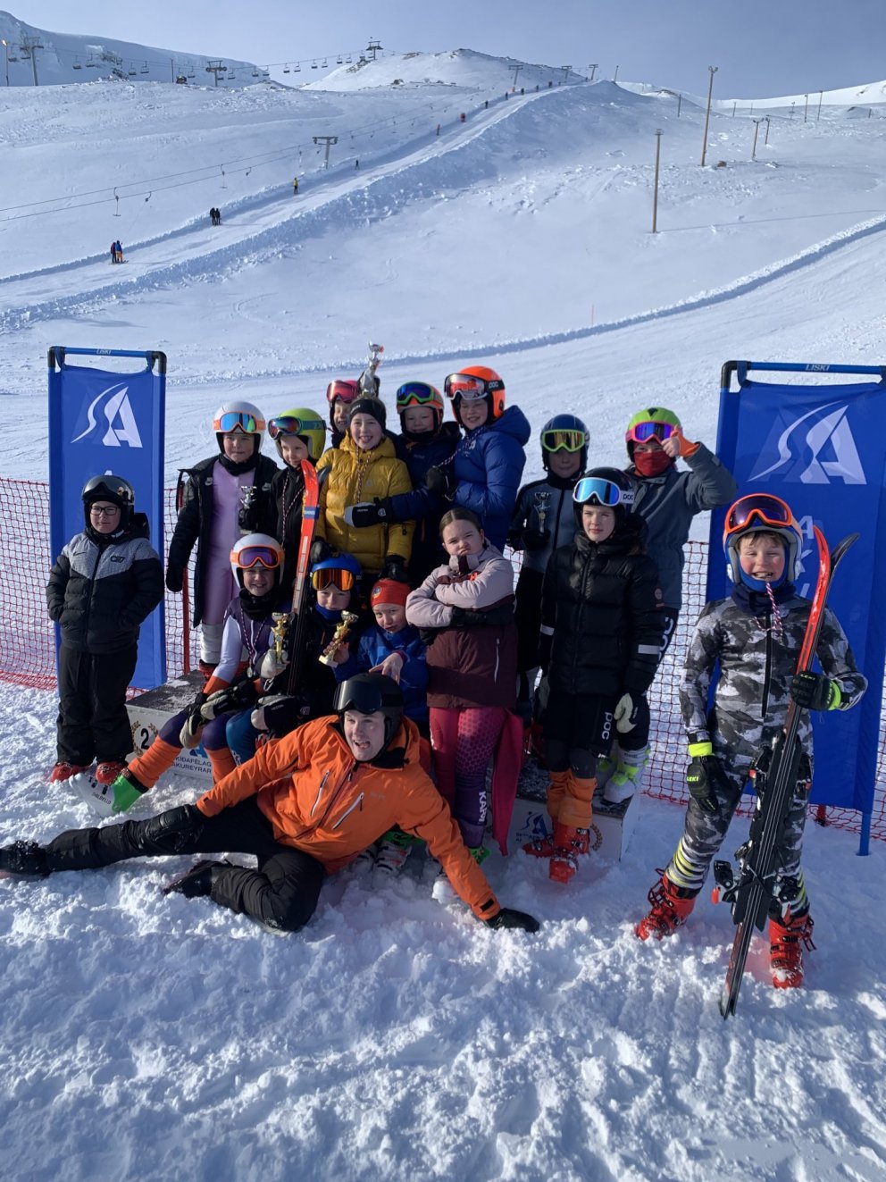 9-11 ára hópurinn ásamt Arnari Birki þjálfara