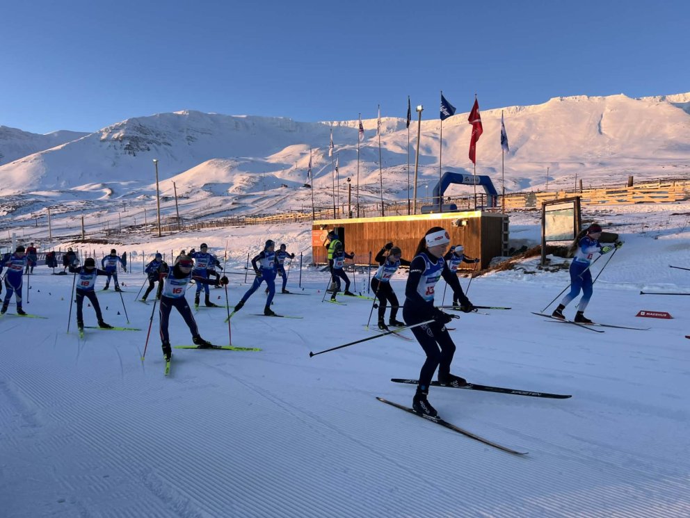 Hér má sjá flottan hóp stúlkna í 13-14 ára flokki leggja af stað í sína göngu í dag.