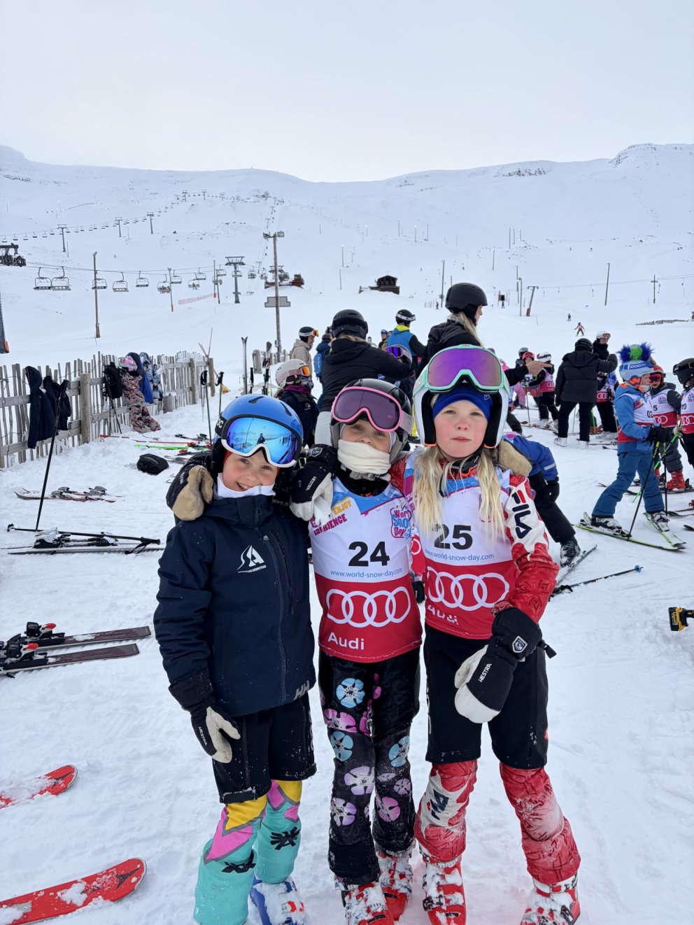 Í dag fór fram Akureyrarmót í stórsvigi fyrir krakka á aldrinum 6-15 ára