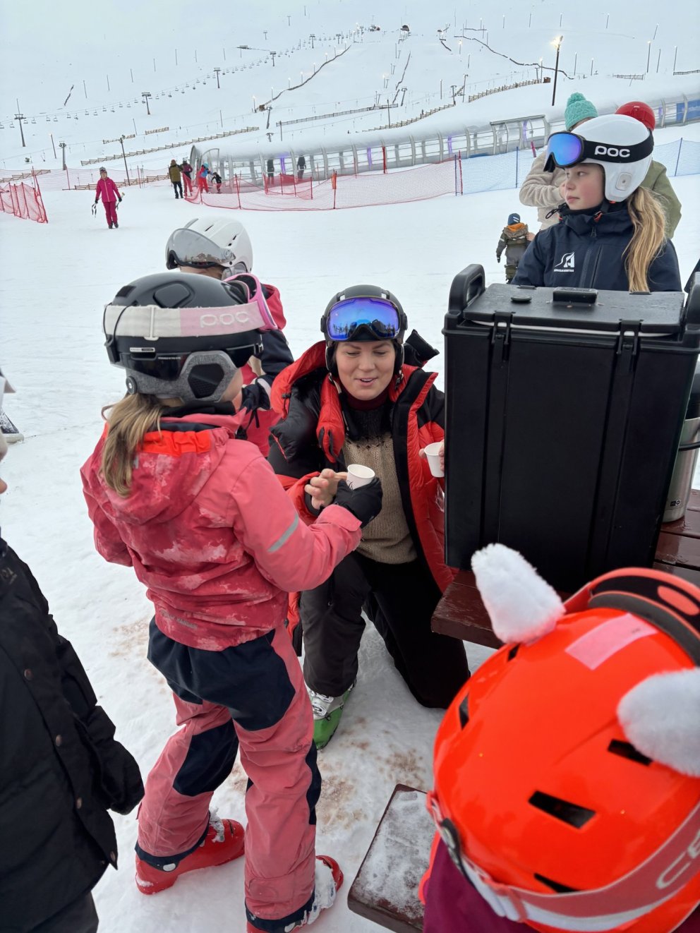 Rjúkandi kakó og nýbakaðar kleinur á skaflinum í dag