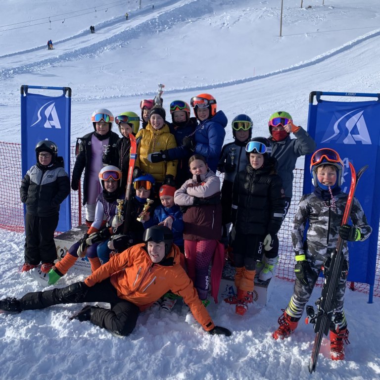 9-11 ára hópurinn ásamt Arnari Birki þjálfara