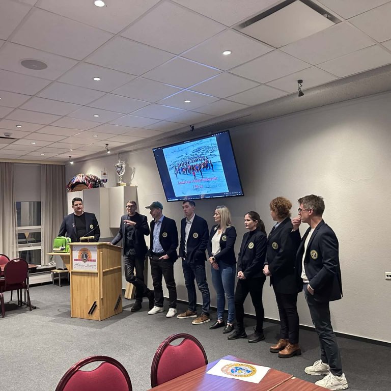 Notalegt kaffiboð á vegum Andrésarnefndarinnar í tilefni 50 ára afmælis Andrésarleikanna