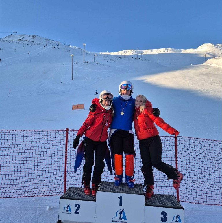 Keppt var í bæði stórsvigi og svigi á FIS Bikarmóti í Hlíðarfjalli um helgina