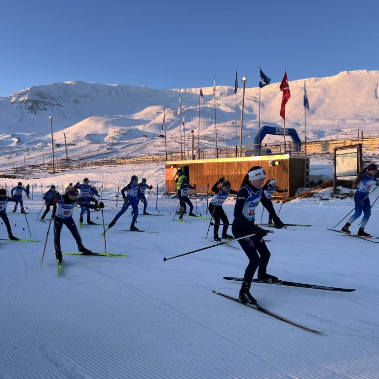 Hér má sjá flottan hóp stúlkna í 13-14 ára flokki leggja af stað í sína göngu í dag.