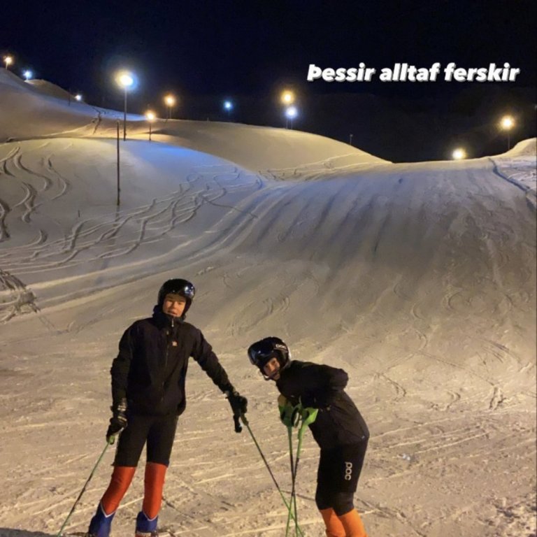 Óli Kristinn og Maron voru mjög ánægðir með að komast á skíði í Hlíðarfjalli á fimmtudagskvöld