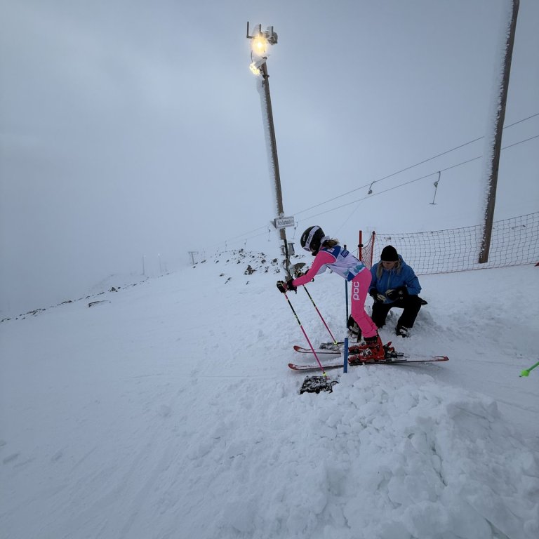 Í dag fór fram Akureyrarmót í stórsvigi fyrir krakka á aldrinum 6-15 ára