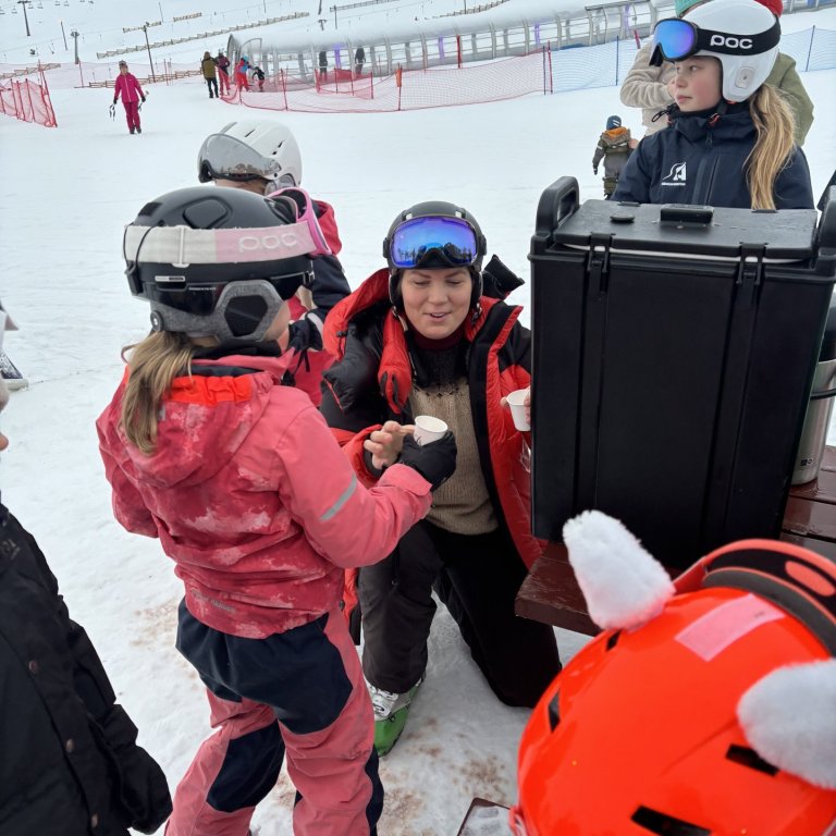 Rjúkandi kakó og nýbakaðar kleinur á skaflinum í dag