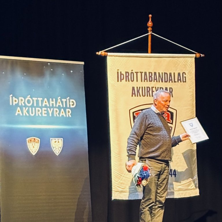 Dan Brynjarsson tekur við heiðursviðurkenningu ÍBA